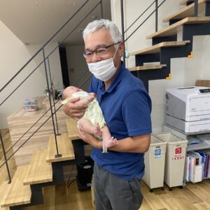 産休中の社員と赤ちゃんimage